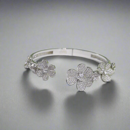 18K Frivole Seven Flowers Diamonds Bracelet