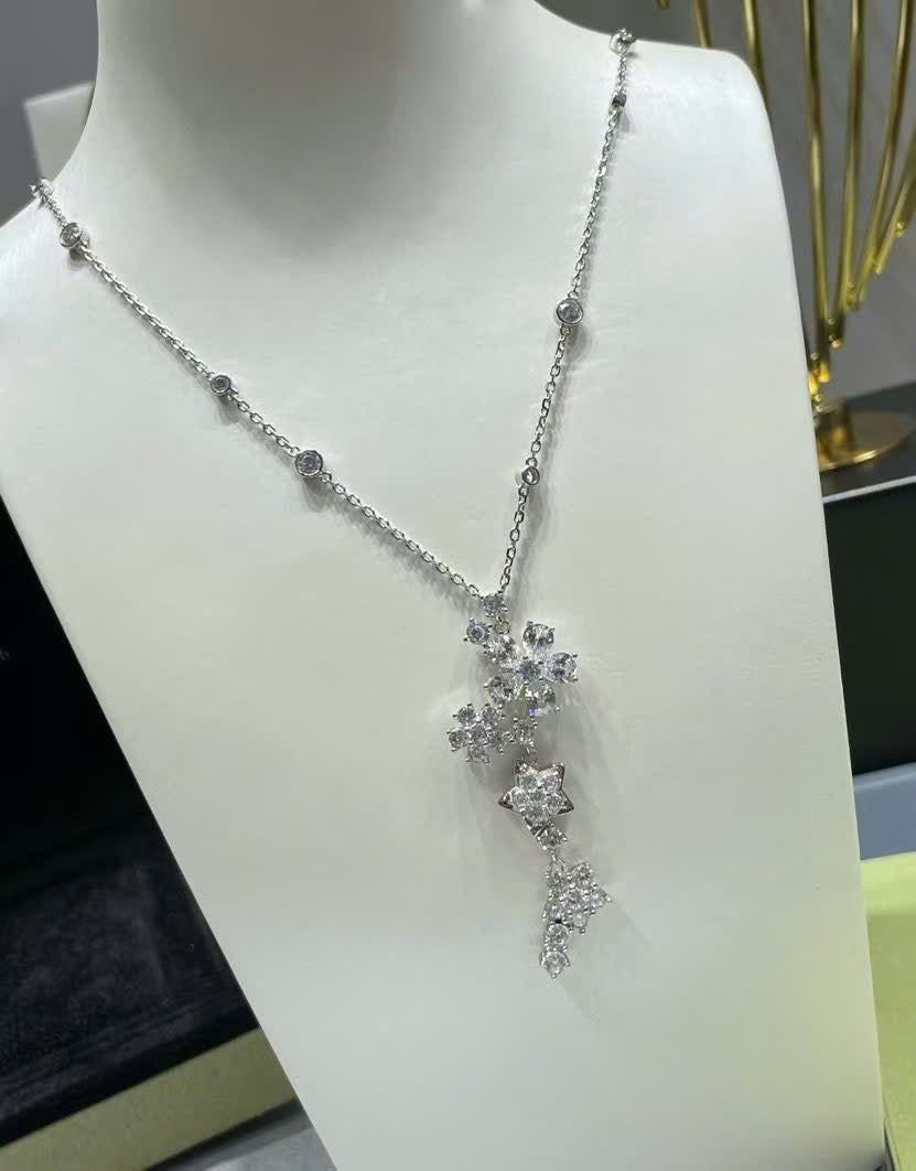 18K Folie Des Pr̩s Pendant Necklace