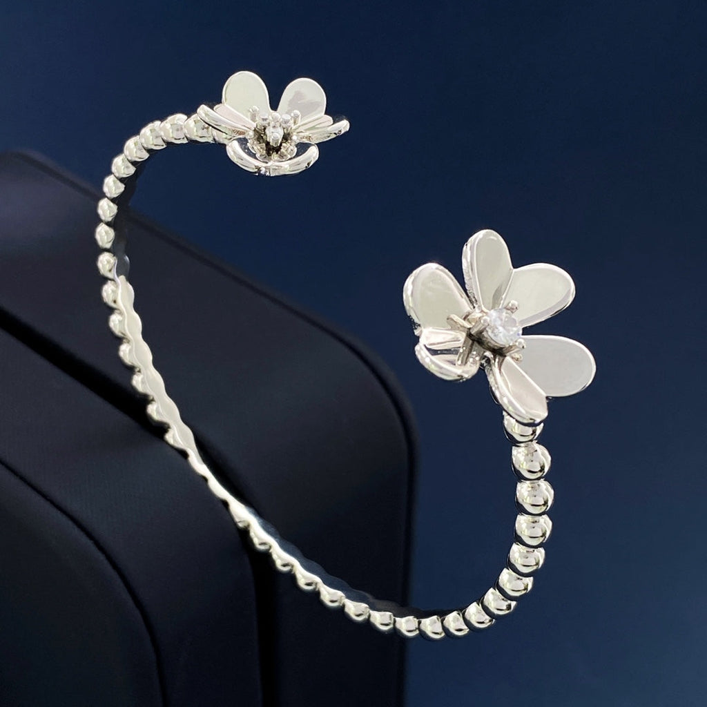 18K Frivole Open Bracelet